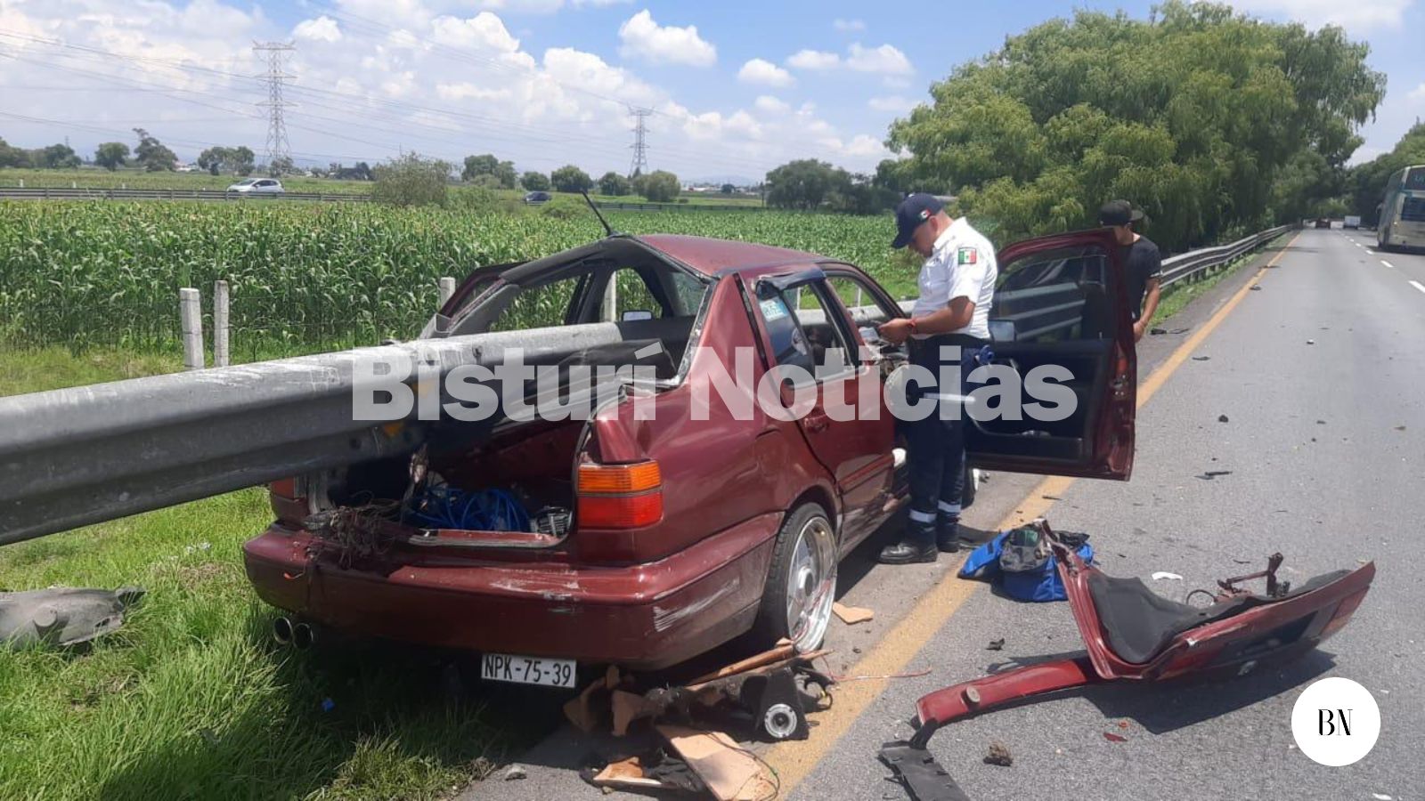 Se incrustó auto en la barra de   contención de la Toluca-Atlacomulco